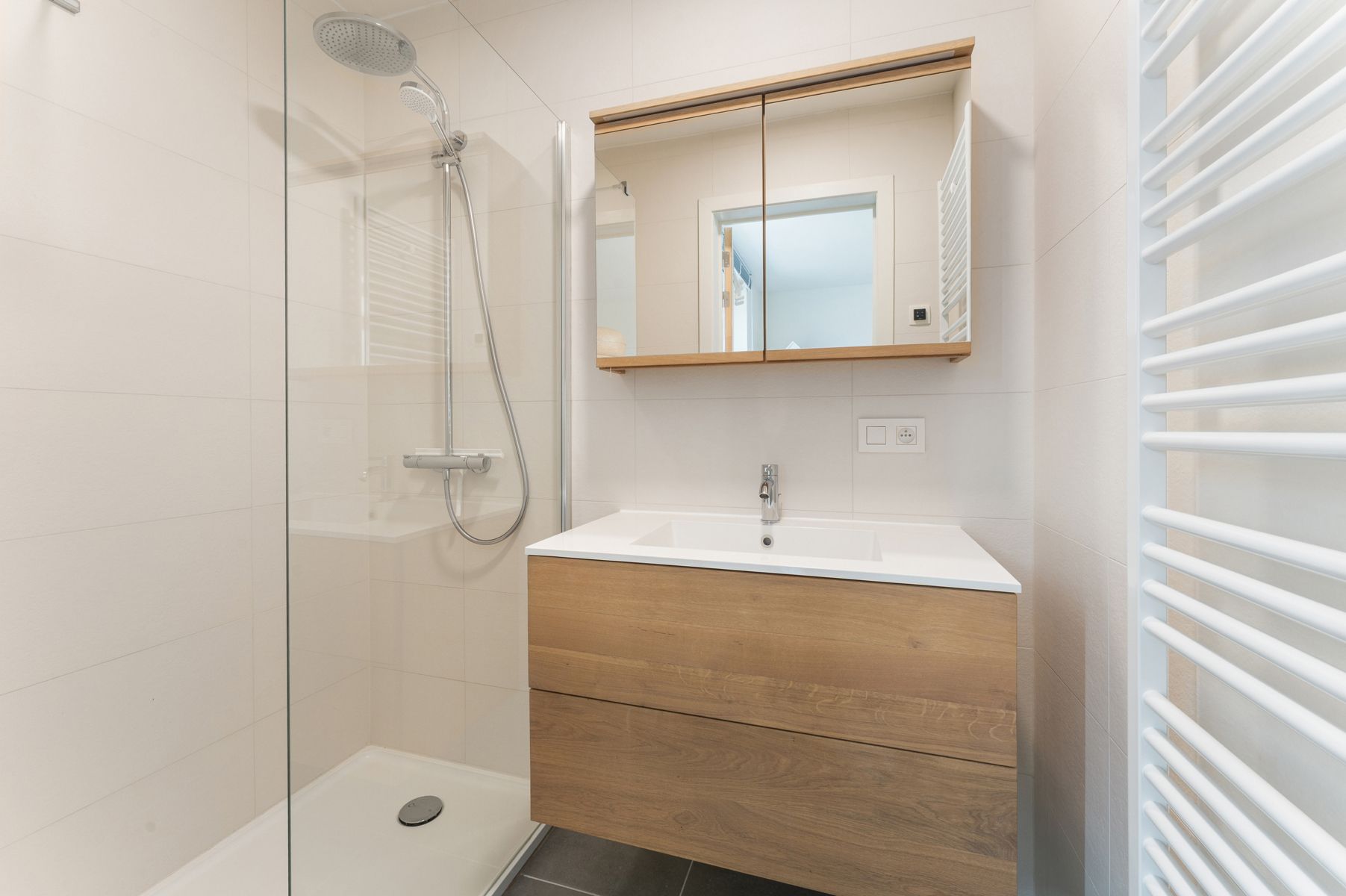 Recent appartement met autostaanplaats en berging foto 22