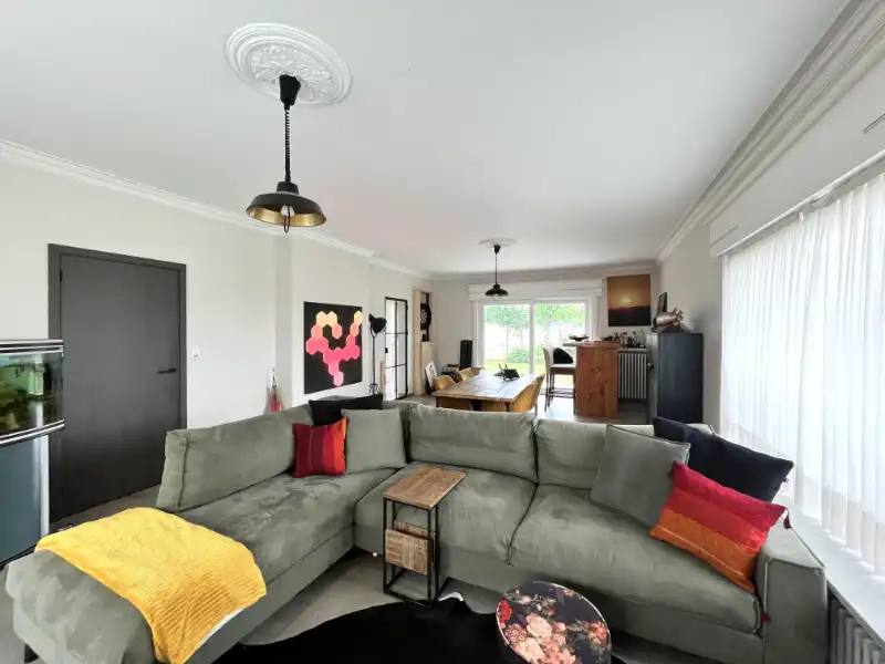 Vernieuwde woning met 4 slaapkamers foto 3
