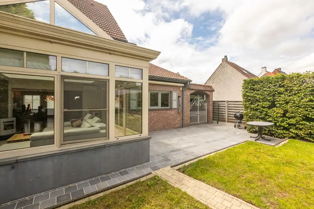 Ruime halfopen woning met garage, carport en tuin foto 4
