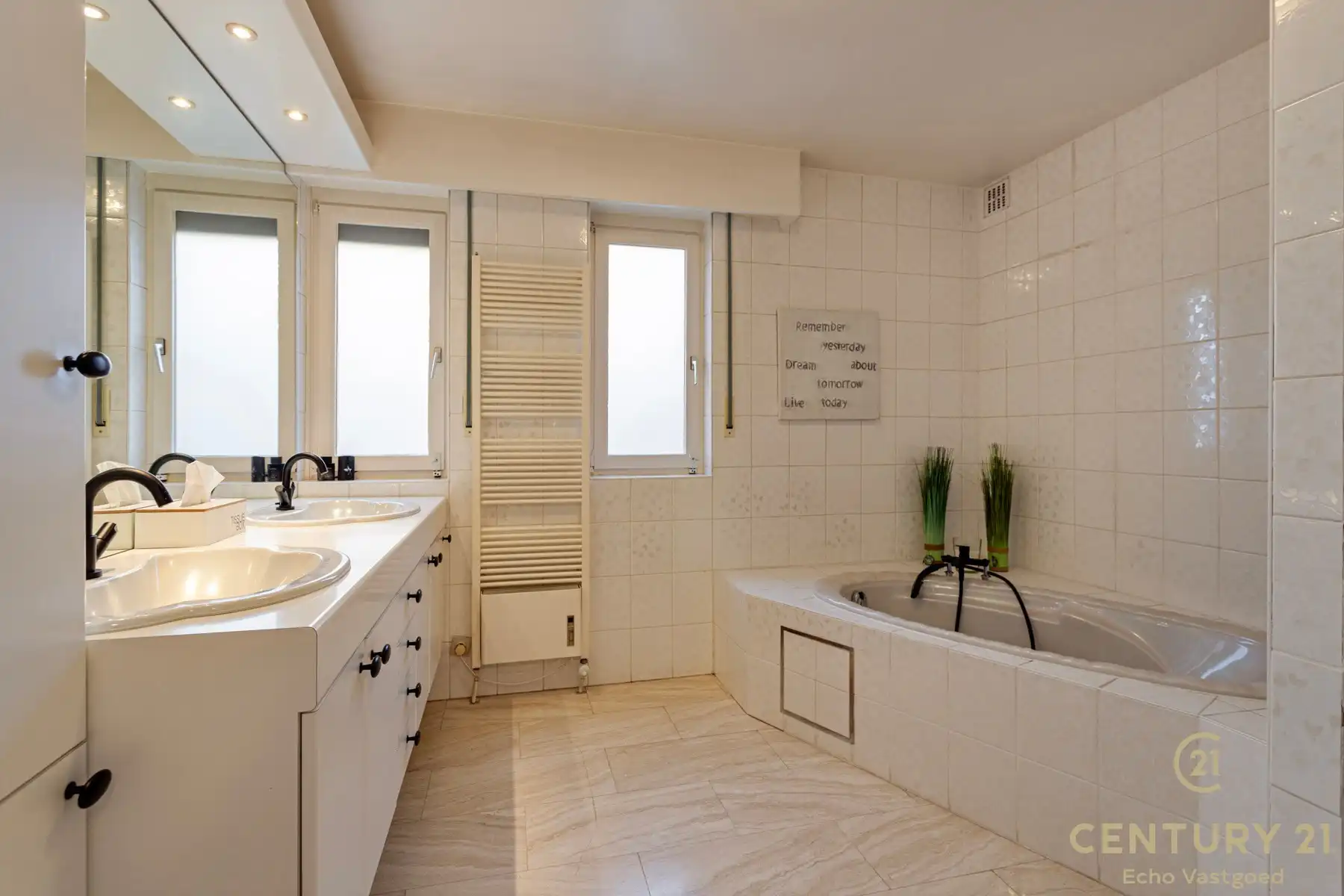 Ruime, gerenoveerde villa met fraaie tuin op ca 2420m² foto 17