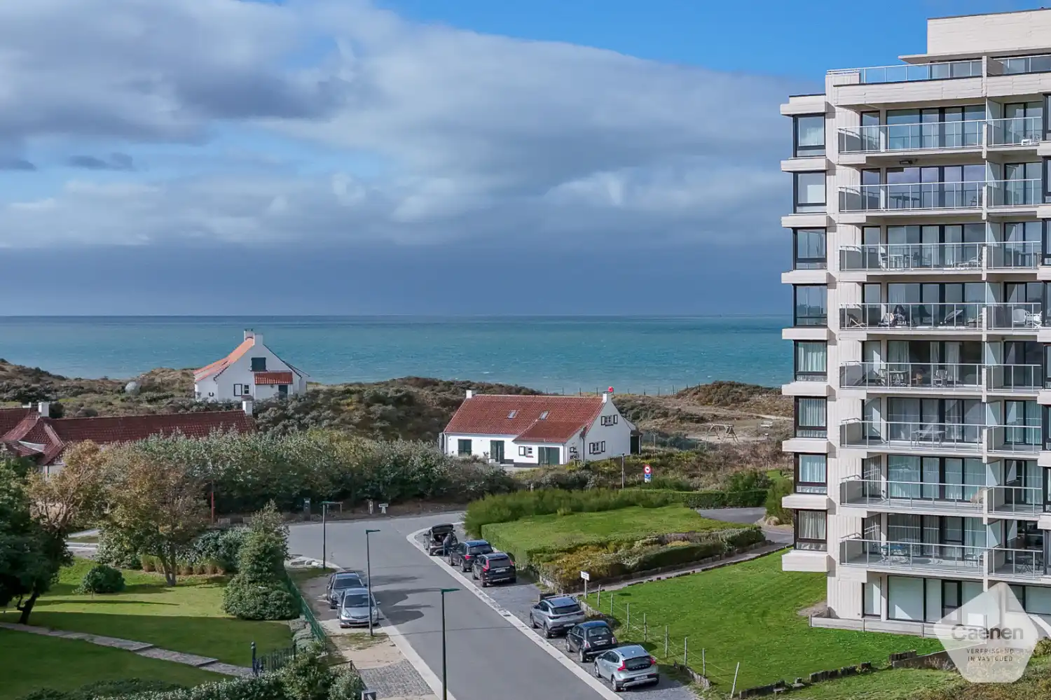 Exclusief 3-slaapkamerappartement met frontaal zeezicht en open duinzicht, dubbele parking en schitterende zonovergoten terrassen foto {{pictureIndex}}