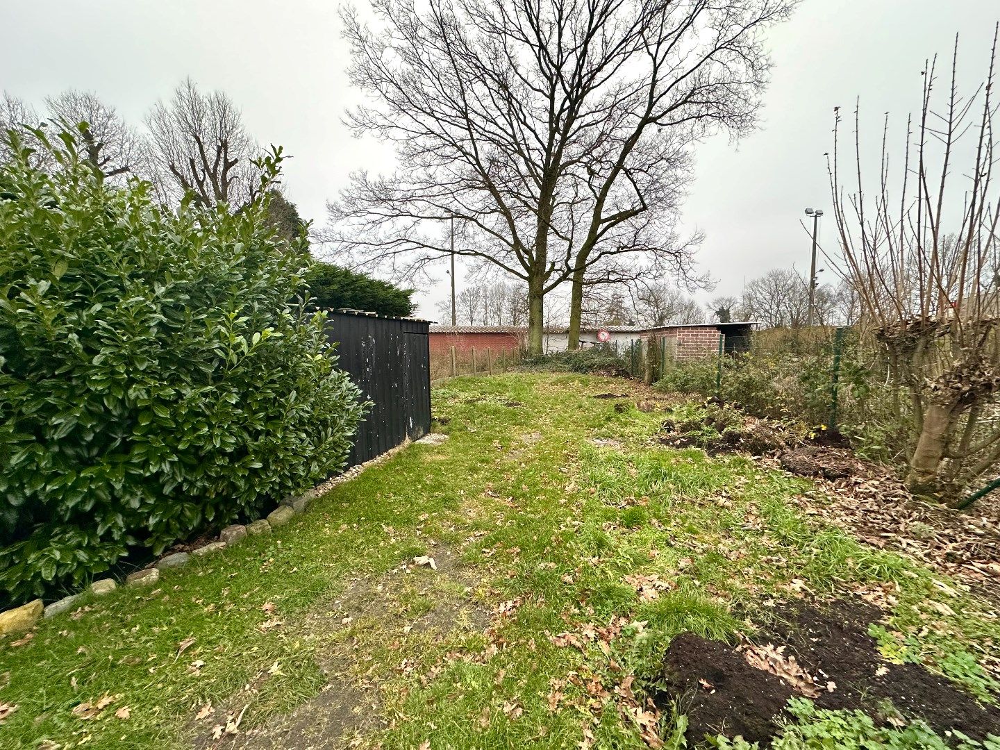 Halfopen woning met ruime tuin foto 20