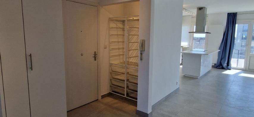 Volledig vernieuwd APPARTEMENT op de 4de verdieping met 2 slaapkamers, ondergrondse kelder en garage in het hoofdgebouw foto 5