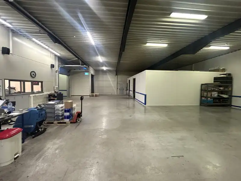 Instapklare KMO-unit met magazijn, kantoor & parking foto 2