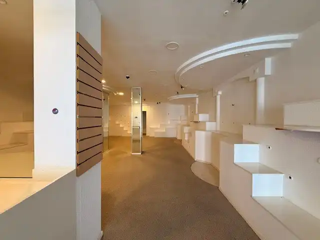Handelspand te huur op toplocatie in het centrum van Maaseik. foto 9