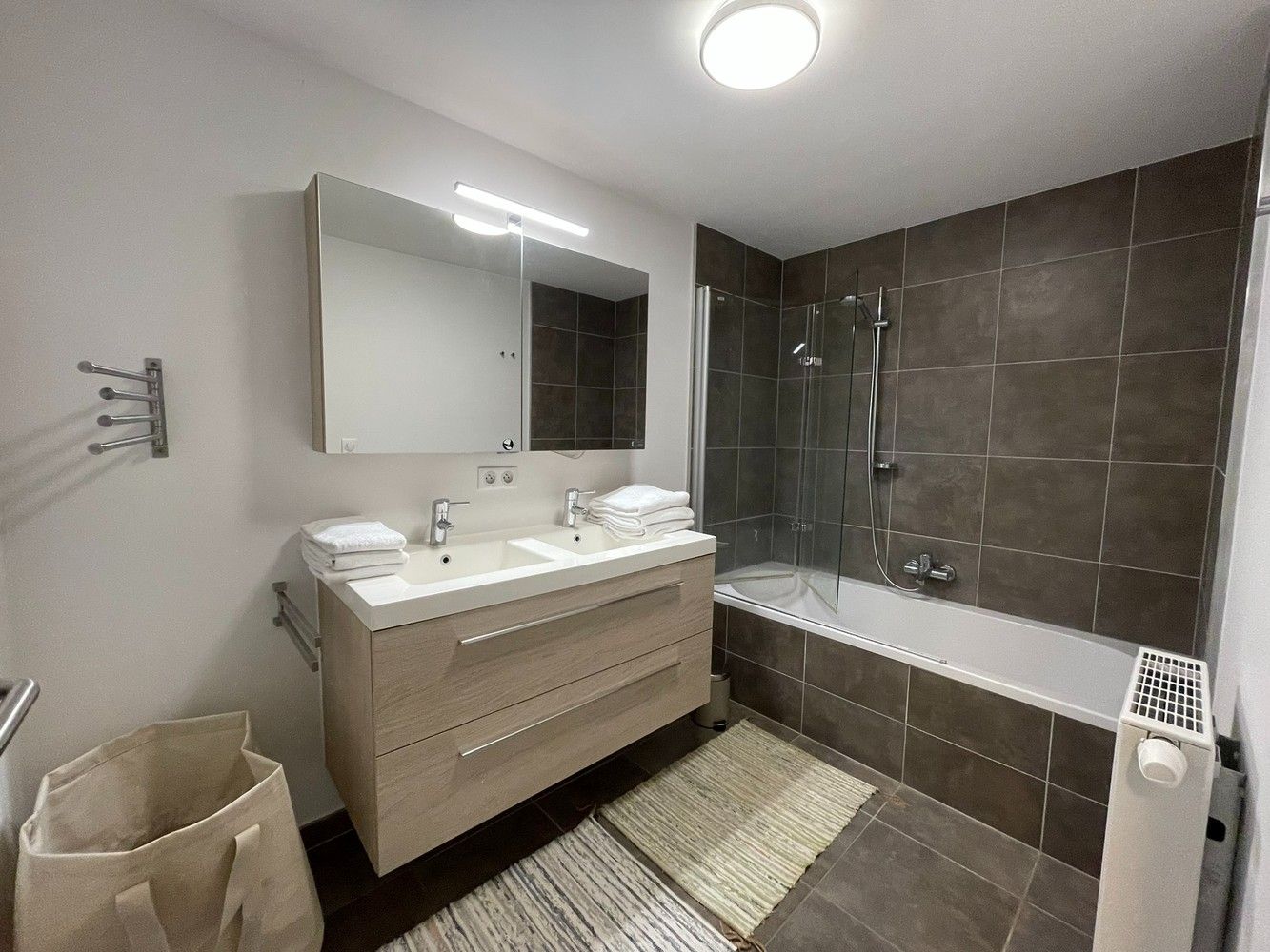 Instapklaar appartement met groot terras en inpandige parking foto 12