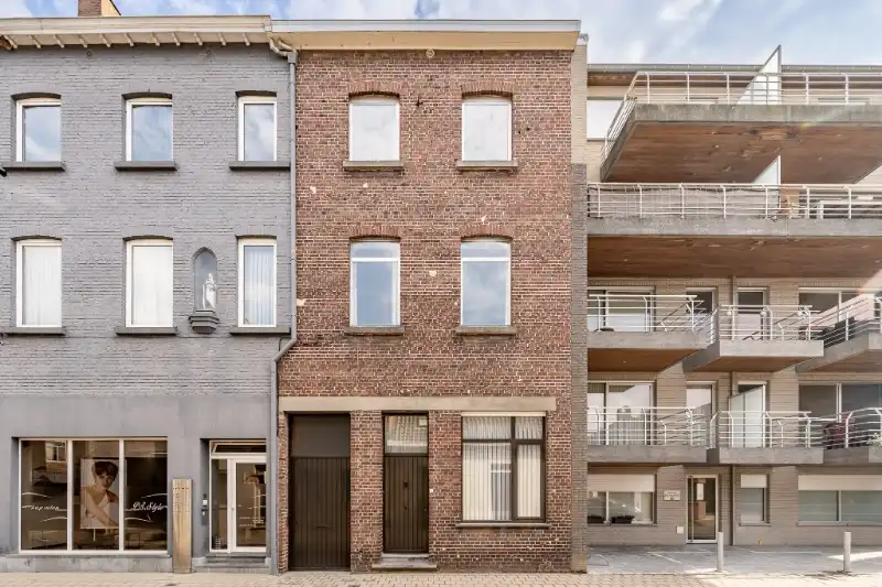 Zeer ruime, te renoveren woning met mogelijkse uitweg. foto 2