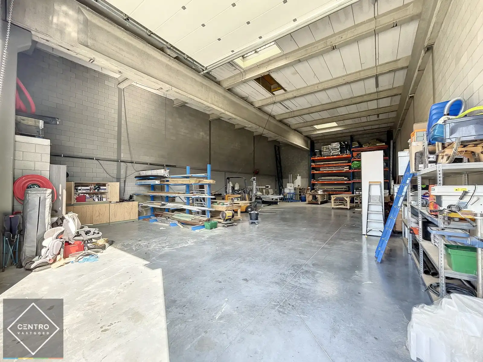 Perfect instapklare OPSLAGRUIMTE ( 261m²) op industriezone "Herdersbrug" te Brugge. Vlakbij haven van Zeebrugge! foto 2