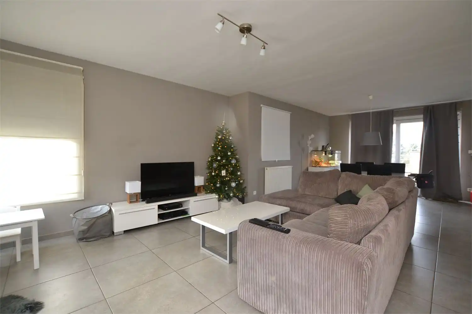 RUSTIG GELEGEN DUPLEXAPPARTEMENT MET 3 SLAAPKAMERS, TERRAS, GARAGE EN AUTOSTAANPLAATS foto 2