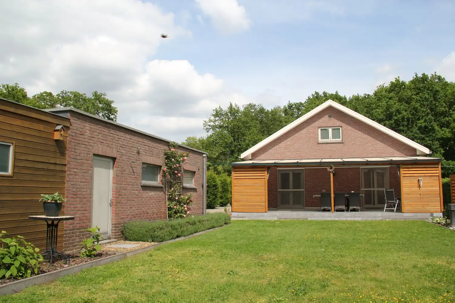 Instapklare gerenoveerde woning op 11a 75ca met prachtige, zuidgerichte tuin aan natuurgebied De Maten in Genk. foto 23