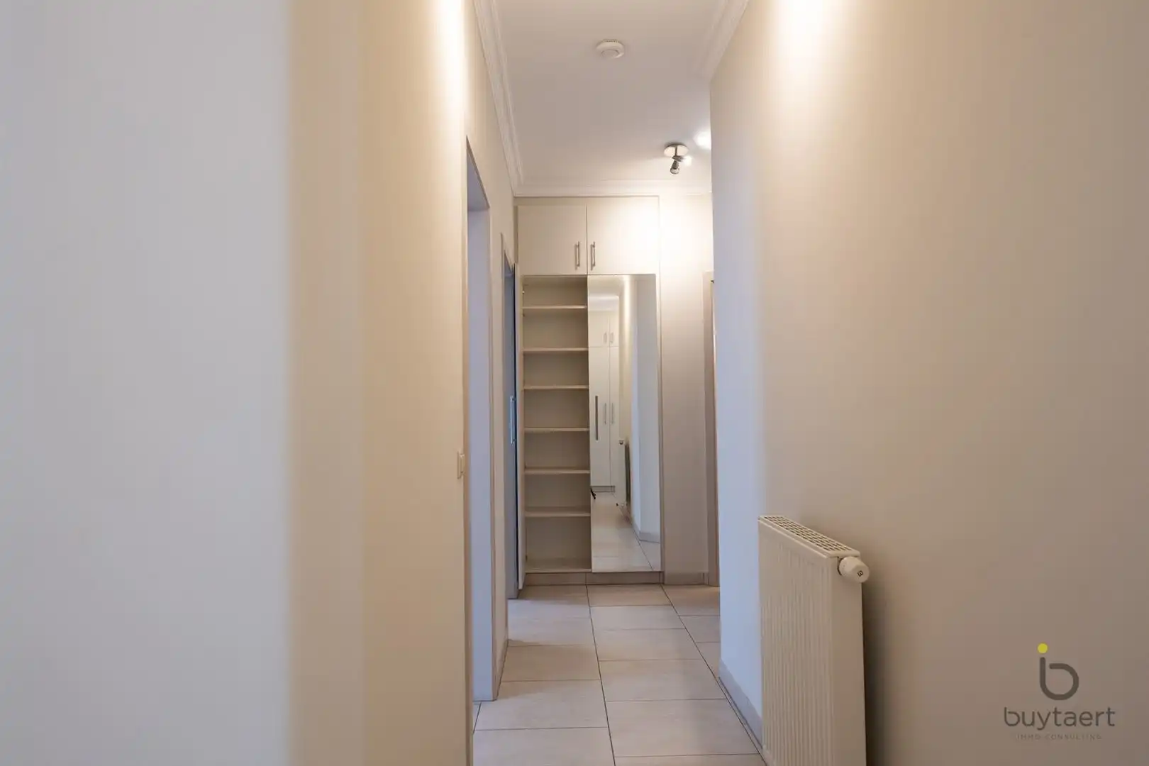 Ruim appartement met vooraan en achteraan terrassen en parking op een pleintje. foto 24