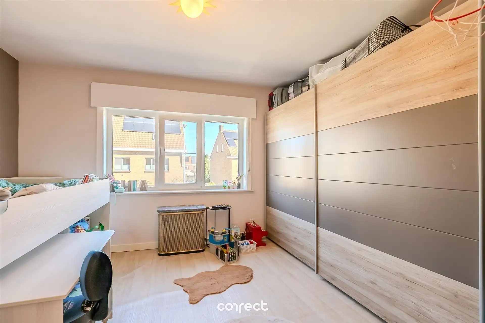 Halfopen bebouwing met oprit, garage, tuin en 3 slaapkamers. foto 7