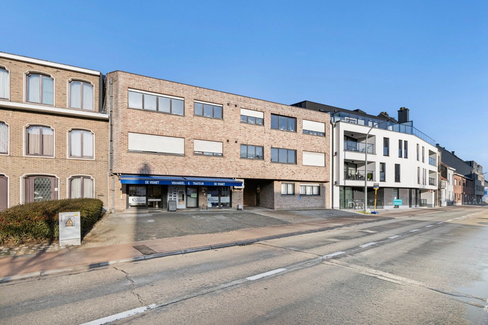 Op zoek naar een opbrengsteigendom met handelspand, 2 appartementen en 4 garages in hartje Merchtem? Welkom Home!  foto 3