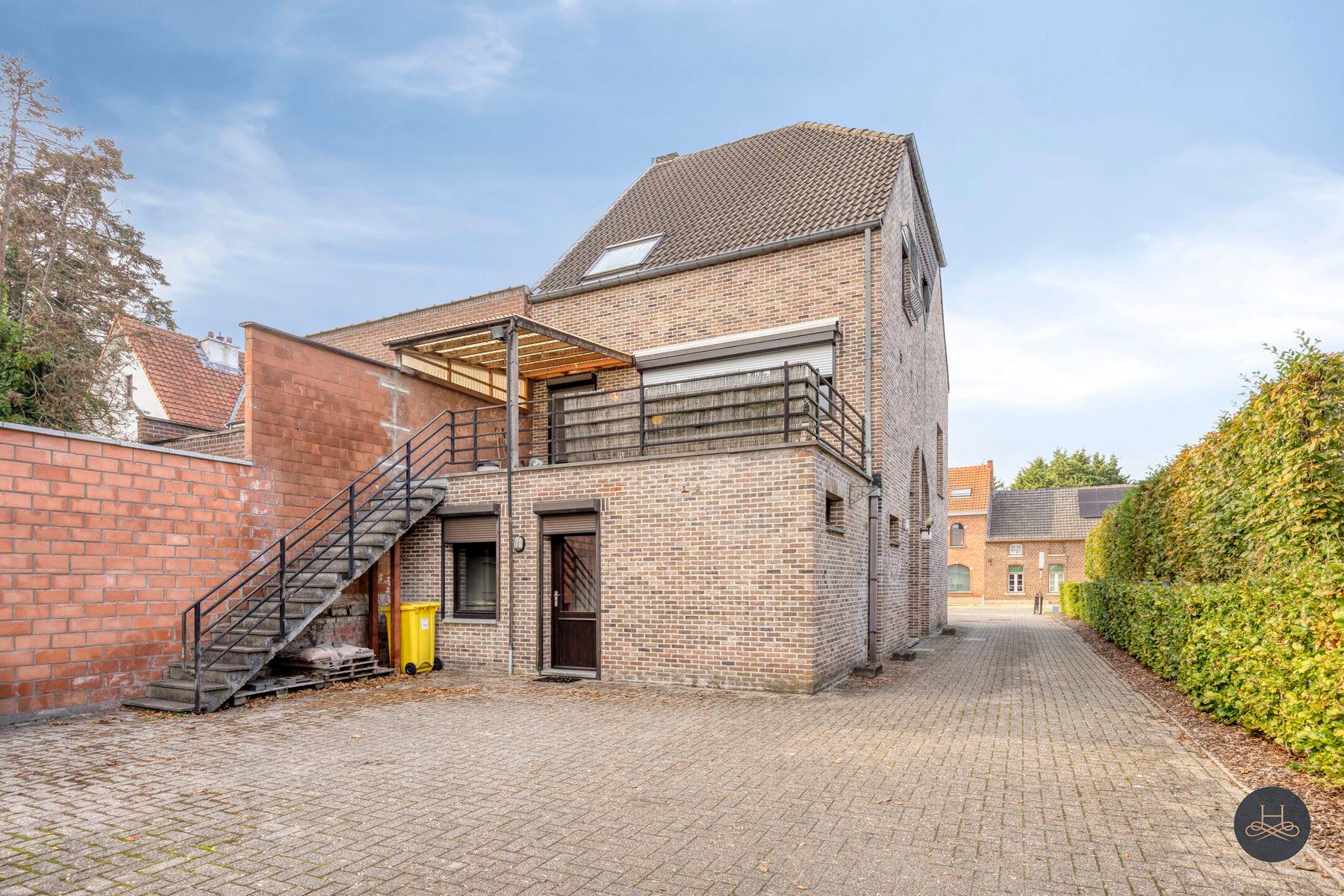 Ruime woning met handelsruimte en veel potentieel foto 3