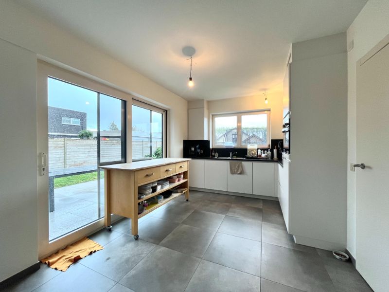 RECENTE WONING MET DRIE SLAAPKAMERS - ZONOVERGOTEN TUIN EN GARAGE foto 4