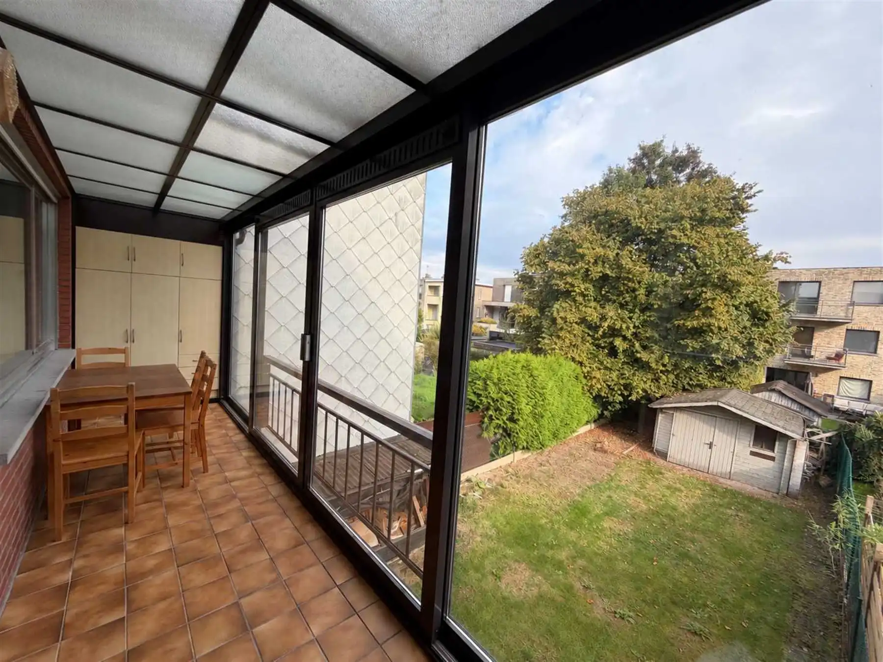 Ruime bel-etagewoning met 3 slk's, grote garage en tuin.  foto 9