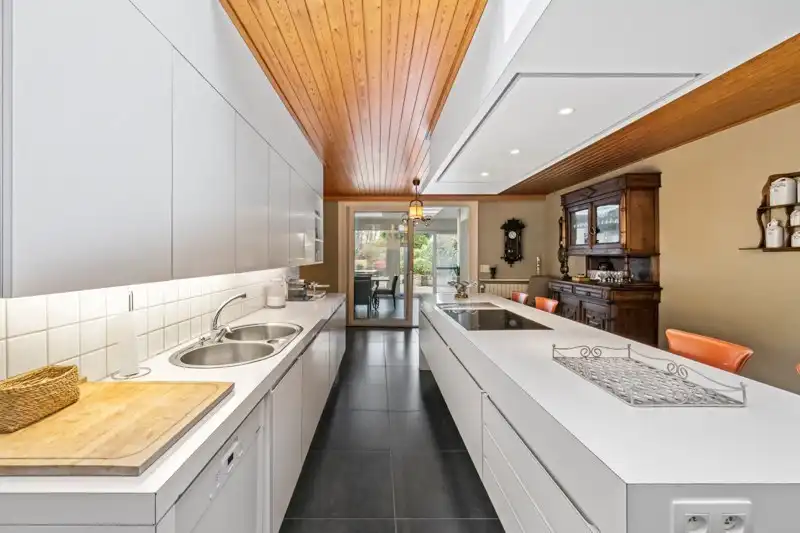 Uitstekend gelegen handelspand met woonst in Eernegem foto 4