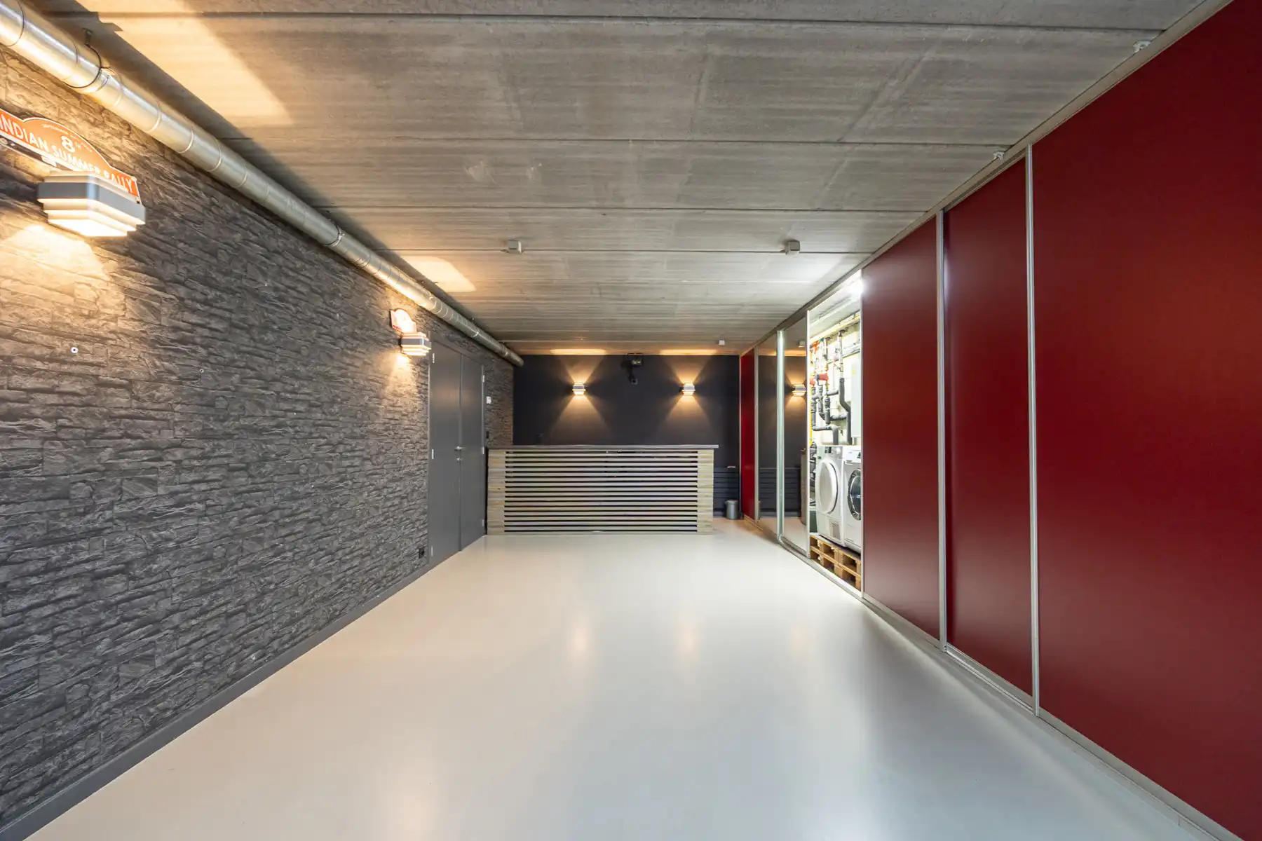 Knap afgewerkte woning met apart bedrijfsgebouw en parking foto 12