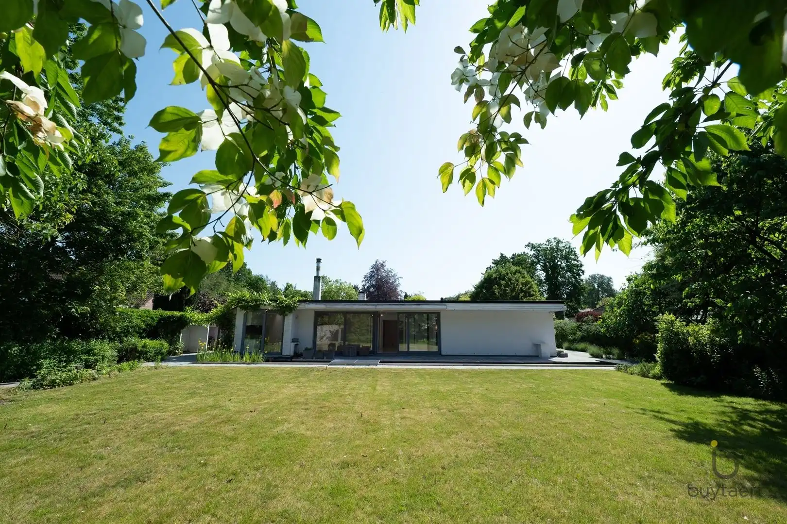 Te renoveren zonovergoten gelijkvloers 70’s woning met prachtige tuin en tal van mogelijkheden! foto 3