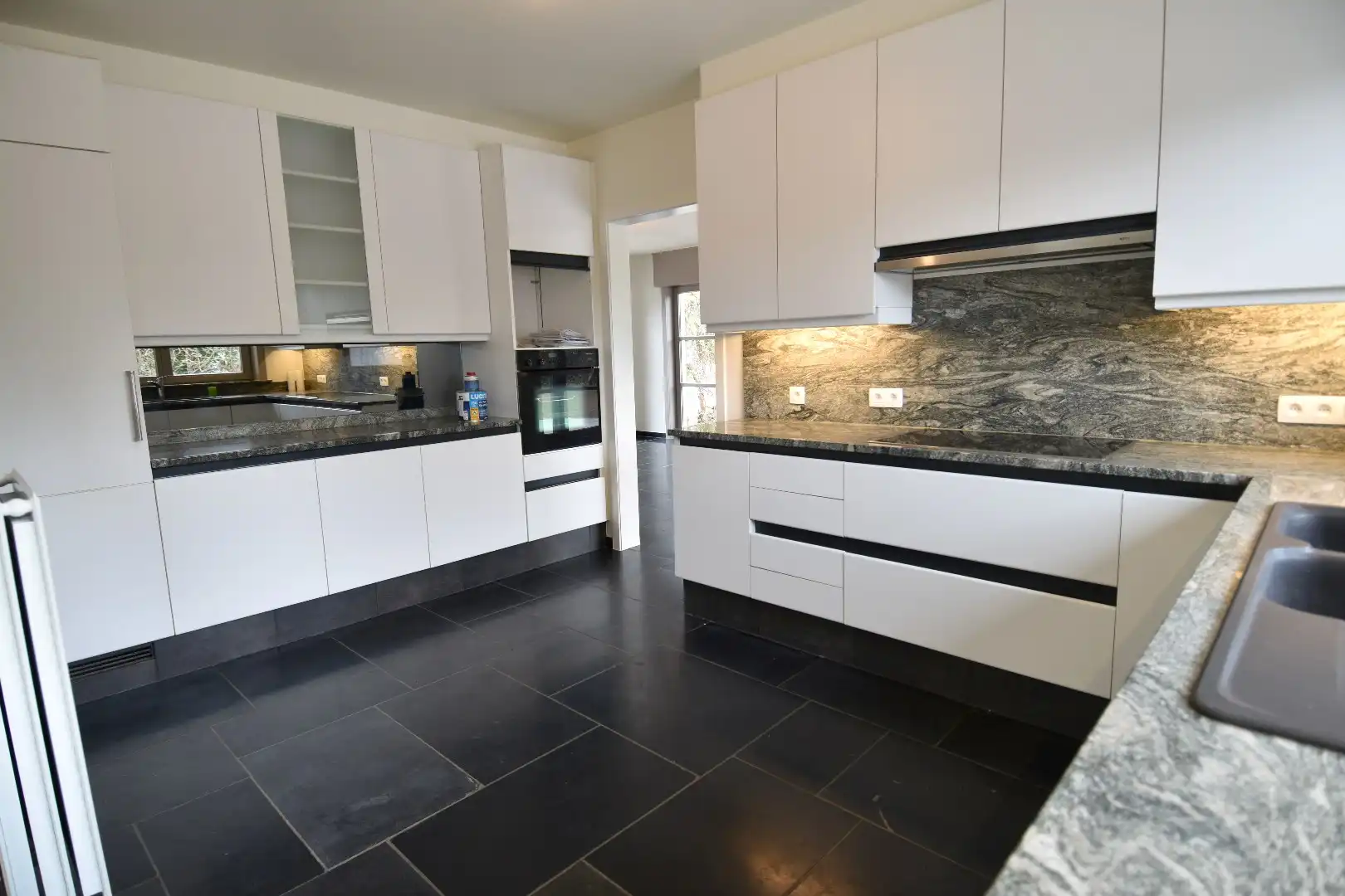 Ruime woning met 4 slaapkamers, tuin en garage in Bellegem foto 8