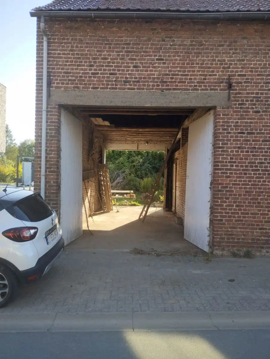 Ruime te renoveren woning met opslagplaats in hartje Gooik foto 27