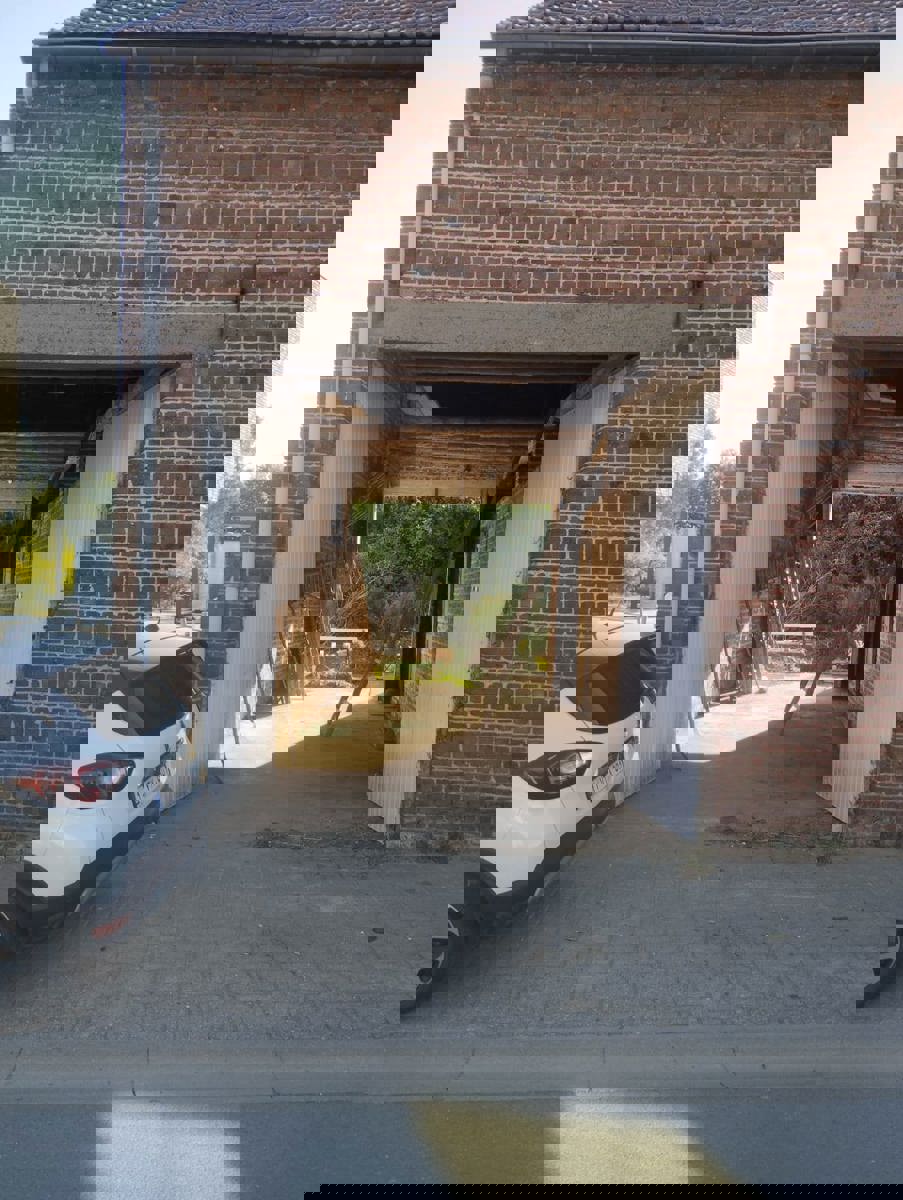 Ruime te renoveren woning met opslagplaats in hartje Gooik foto 27