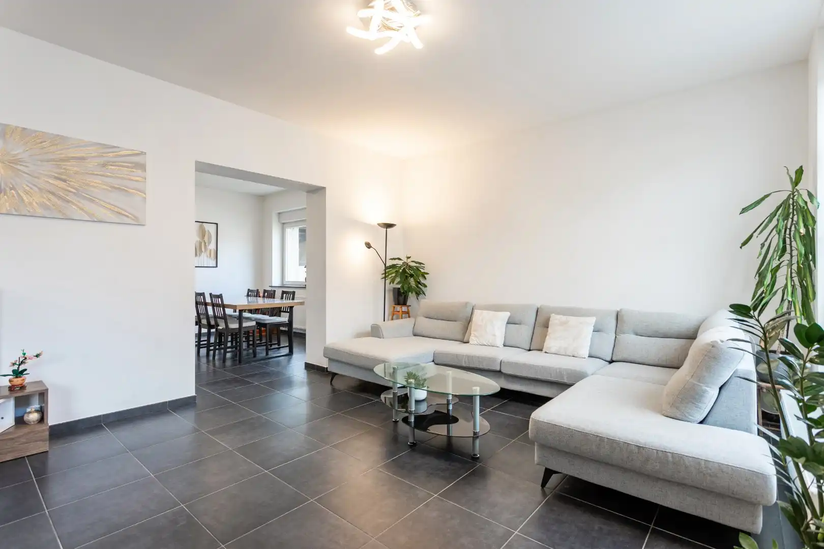 Gerenoveerde woning met 4 slaapkamers en opslagplaats foto 5