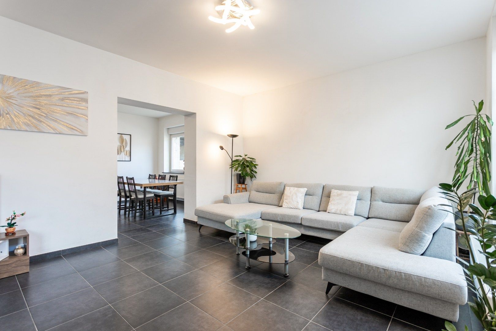 Gerenoveerde woning met 4 slaapkamers en opslagplaats foto 5