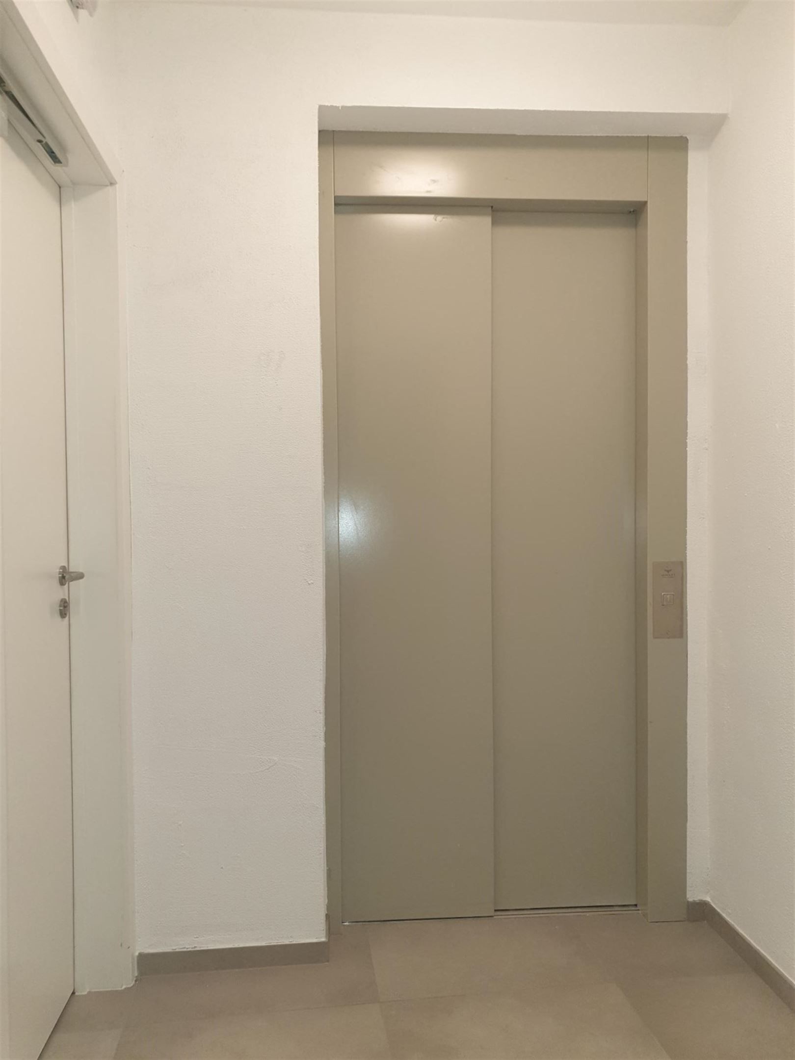 VOLLEDIG OPGESCHILDERD NIEUWBOUWAPPARTEMENT MET TWEE SLAAPKAMERS EN TWEE TERRASSEN foto 9