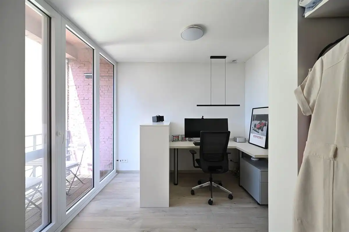 Superleuk appartement met ruime slaapkamer en apart bureel of dressing foto 20