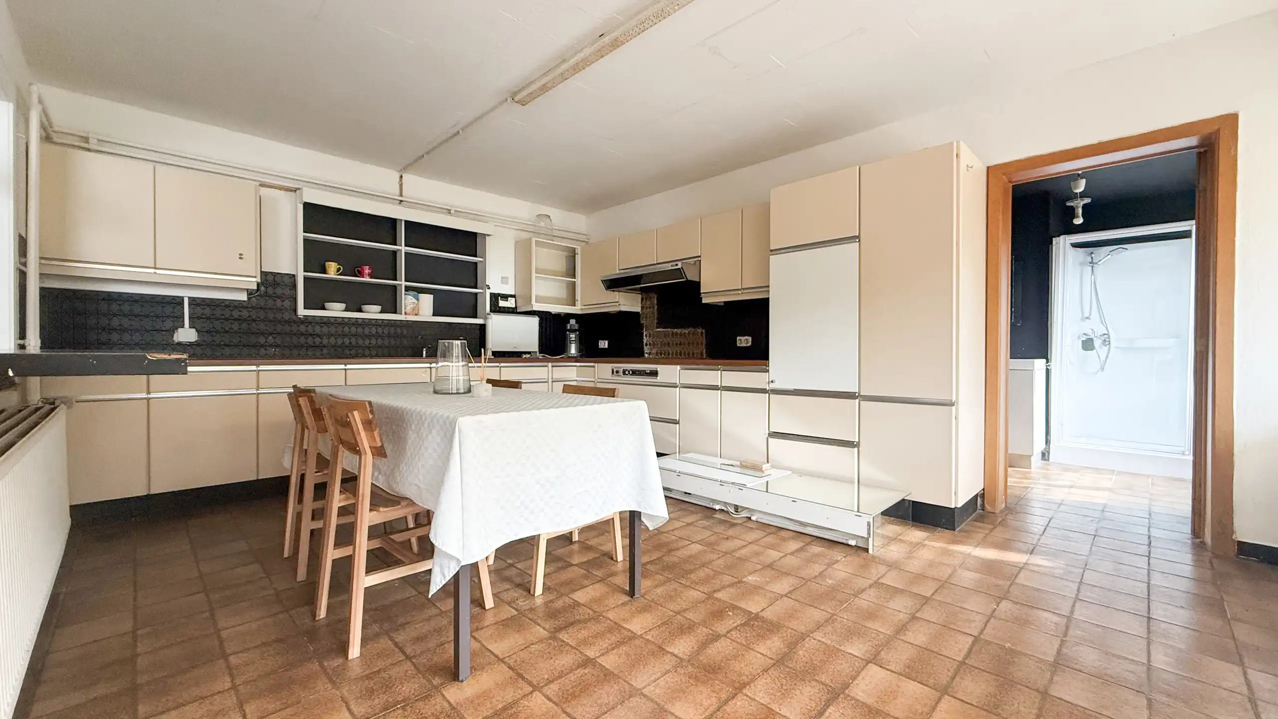 Deels gerenoveerde woning met ruime leefruimte en 3 slpkms! foto 5