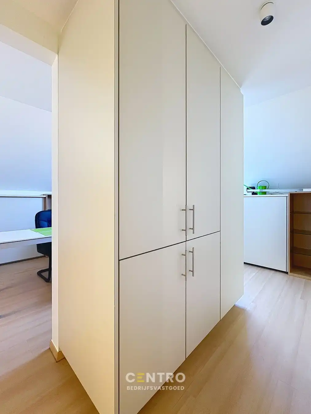 Instapklare, gemeubileerde KANTOORRUIMTE TE HUUR met 5 private parkeerplaatsen voor de deur. Op strategische ligging te Roeselare! foto 21