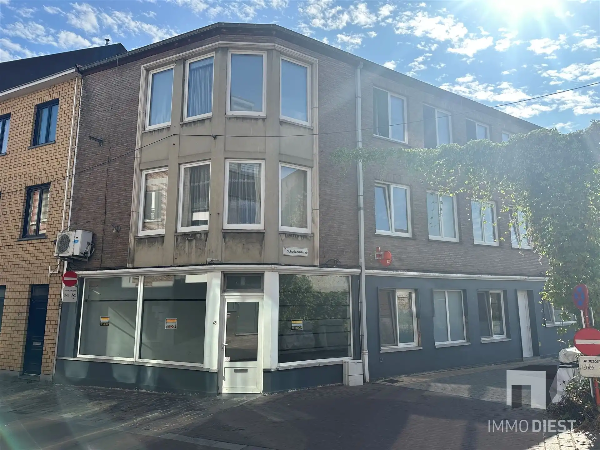 Handelsgelijkvloers met woonst en garages foto 8