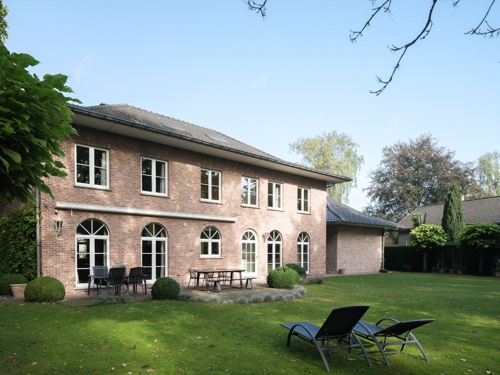 Vrijstaande villa (363 m²) met ruim bijgebouw op een gunstig perceel van 1.205 m² foto 21