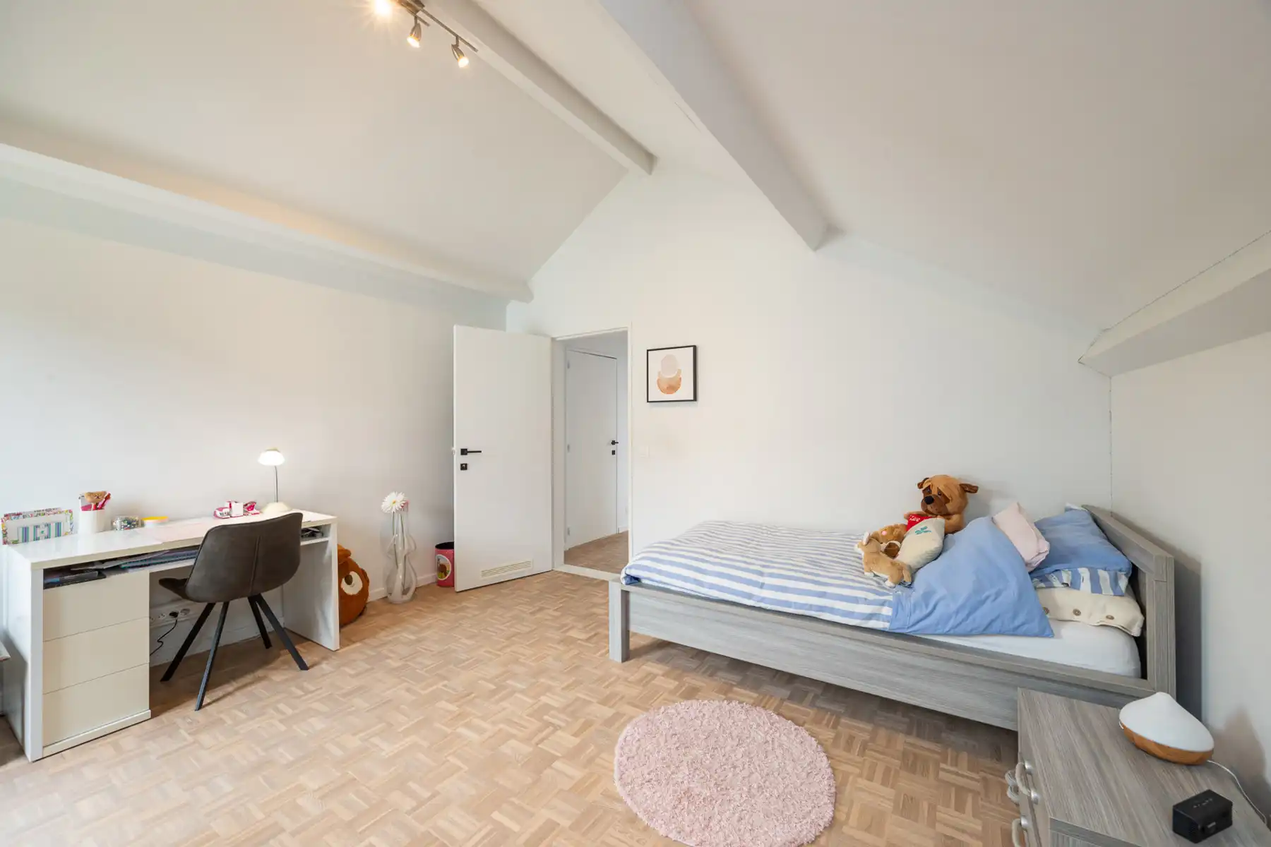 Split-level woning op ca. 1103 m² in een rustige woonwijk foto 13