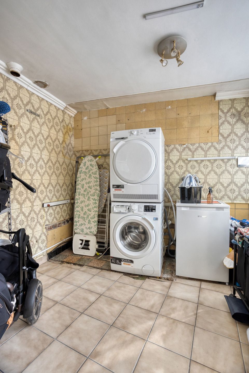 Ruime, deels gerenoveerde woning met veel potentieel foto 12