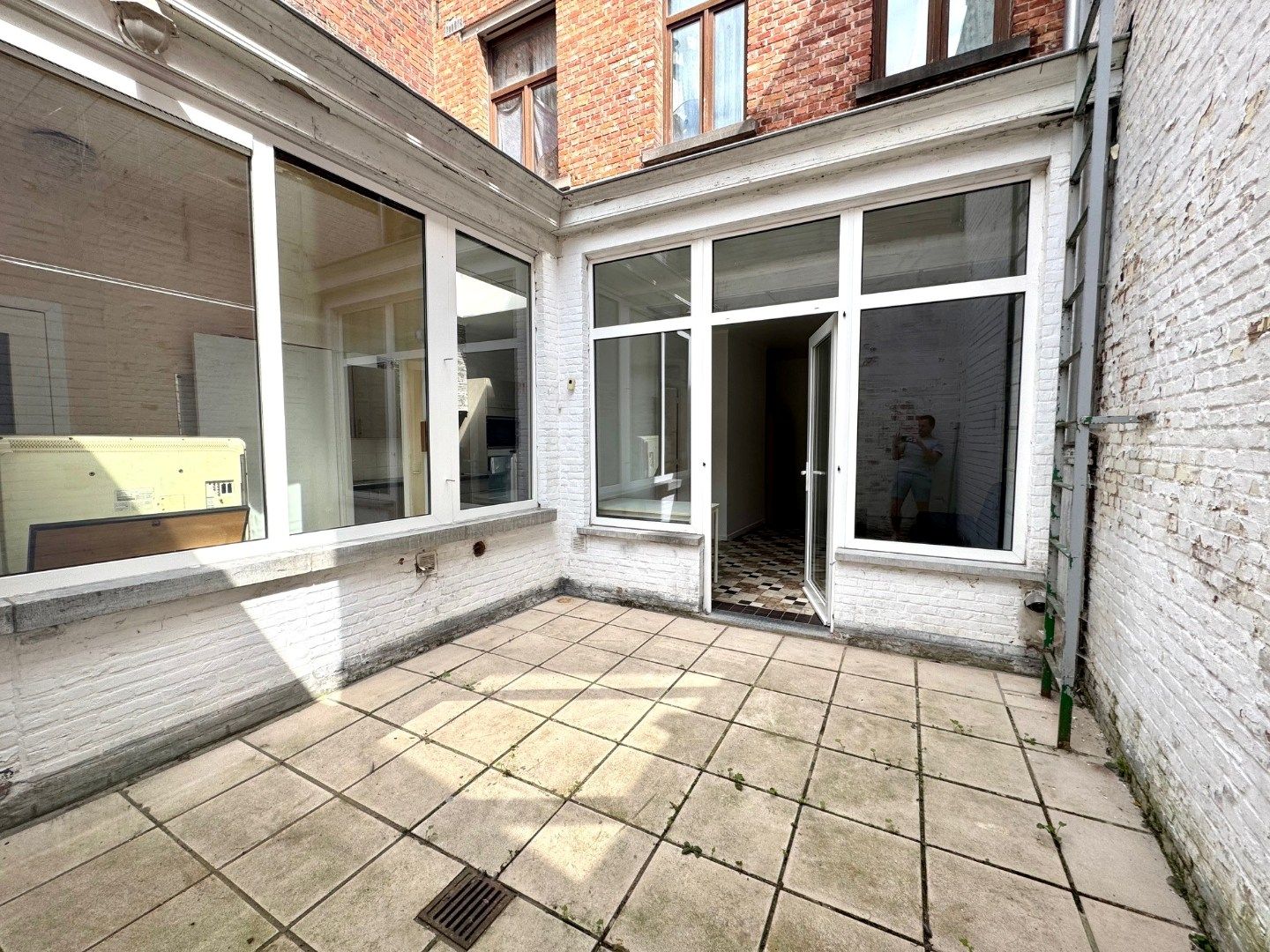 GELIJKVLOERS APPARTEMENT MET 1 SLAAPKAMER EN TERRAS IN IEPER foto 6