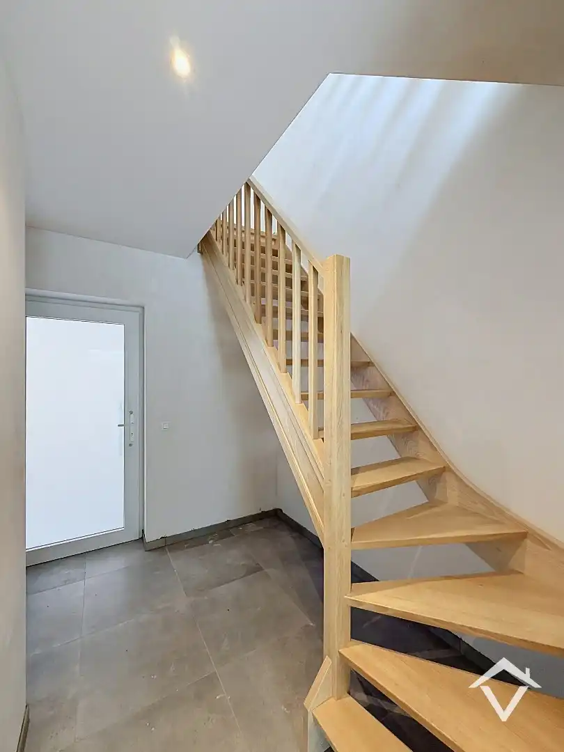 Centraal gelegen nieuwbouwwoning met 3 slaapkamers, tuin en overdekte autostaanplaats foto 5