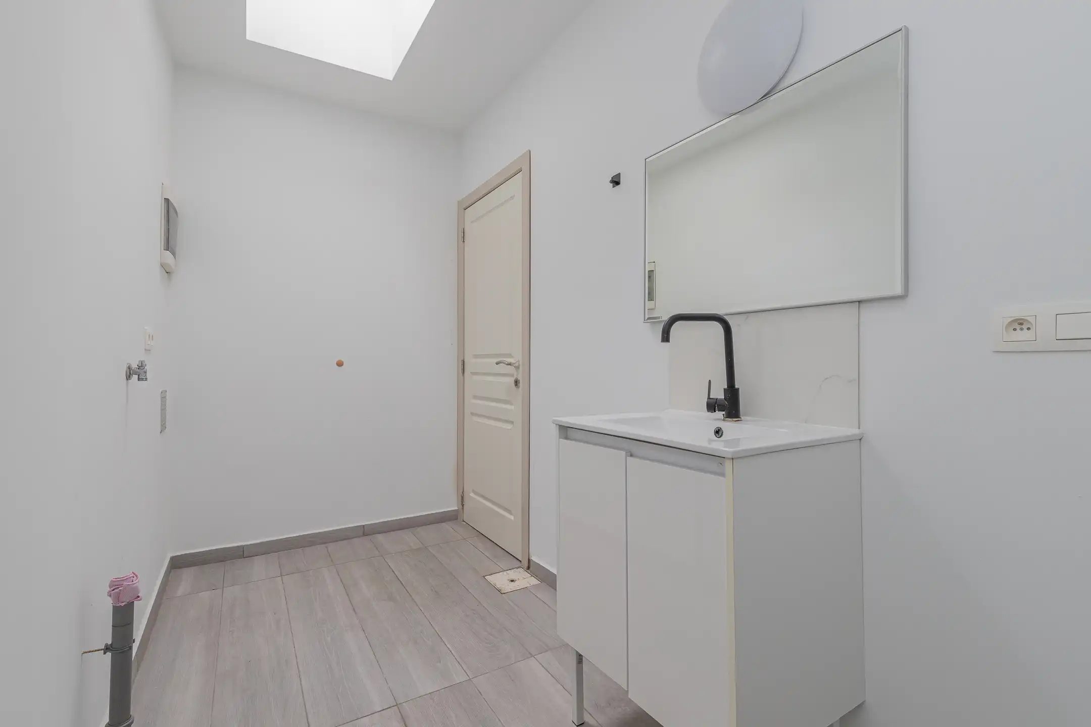 GRIMBERGEN-Gerenoveerde woning zonder tuin/koer aan de vaart foto 8