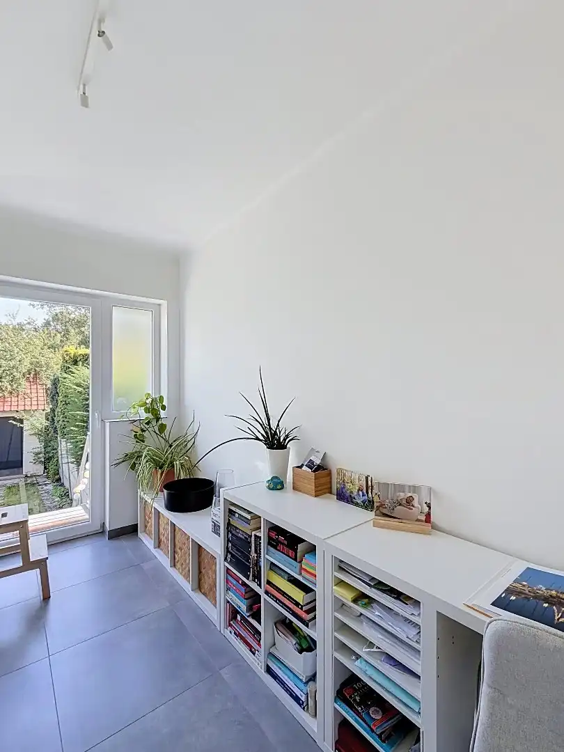 Volledig gerenoveerde duplex met zonnige tuin en inpandige garage op gunstige residentiële locatie te Oostende.  foto 9