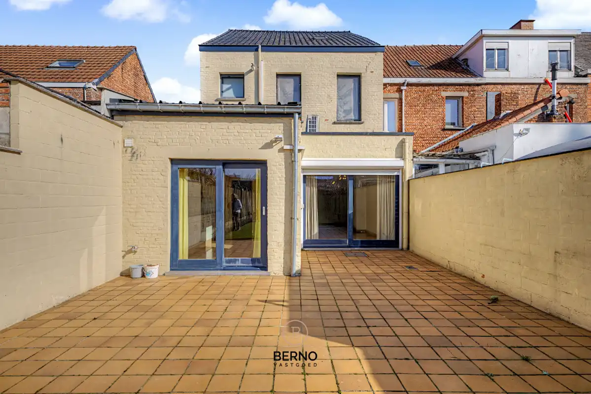 Rijwoning met ruime garage en zongerichte tuin. foto 17