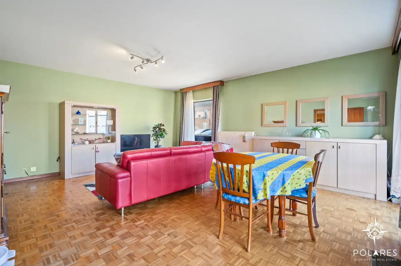Ruim gelijkvloers appartement met 2 slaapkamers, garage en kelder foto 3