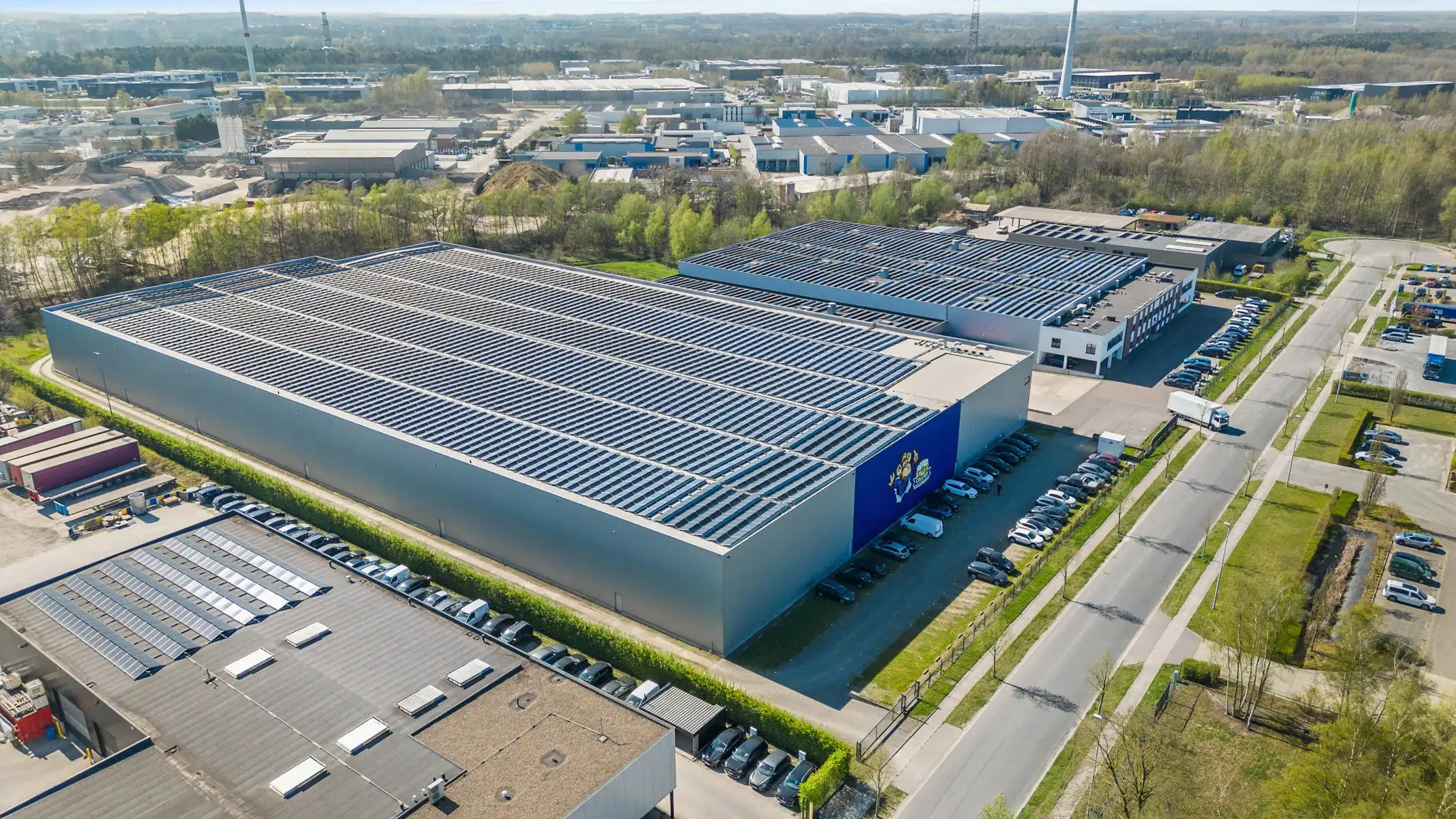 Volledig uitgerust distributiecentrum in nieuwbouwstaat foto 7