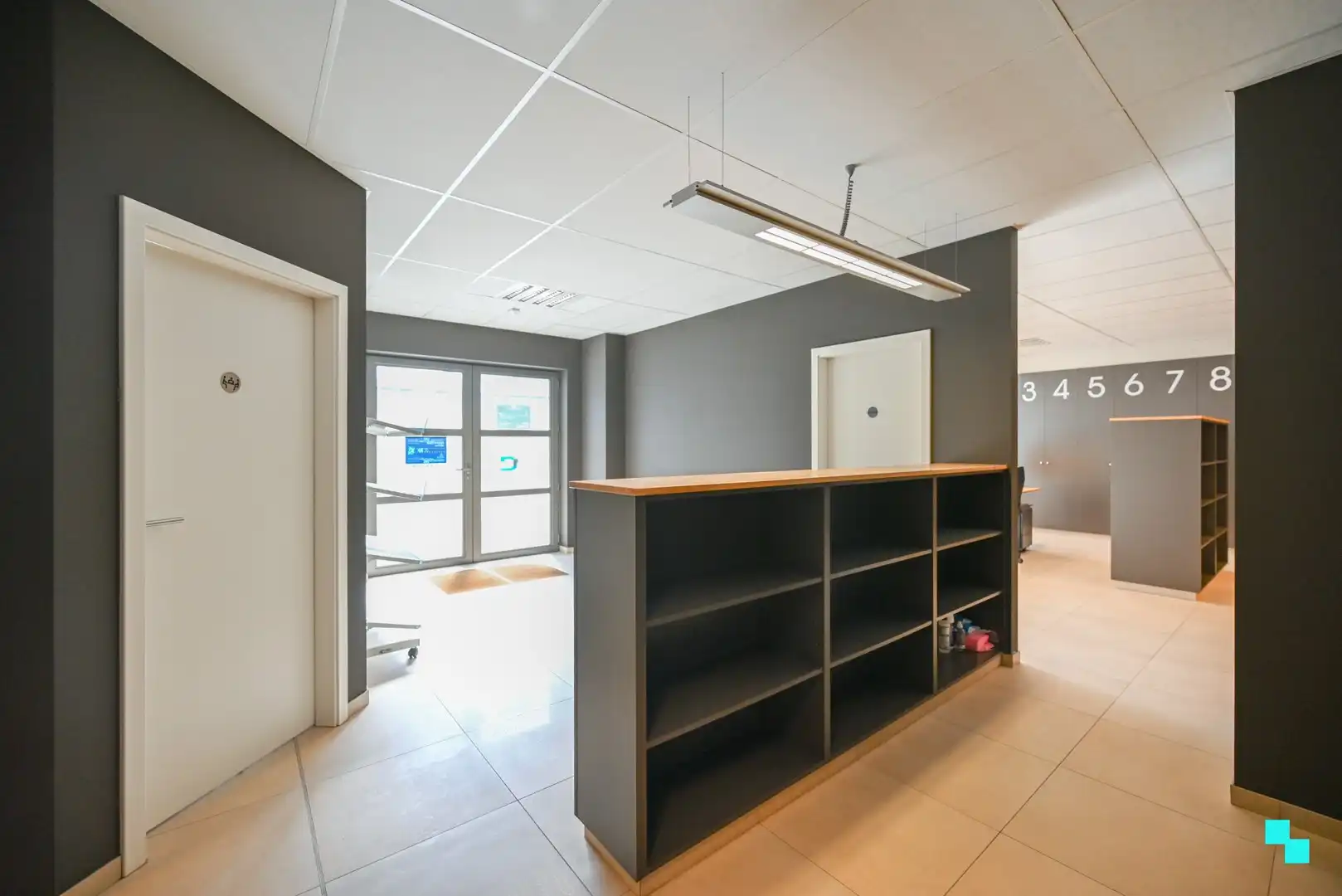 Uiterst commercieel en vlot bereikbaar handelspand (340 m²) te Izegem foto 5