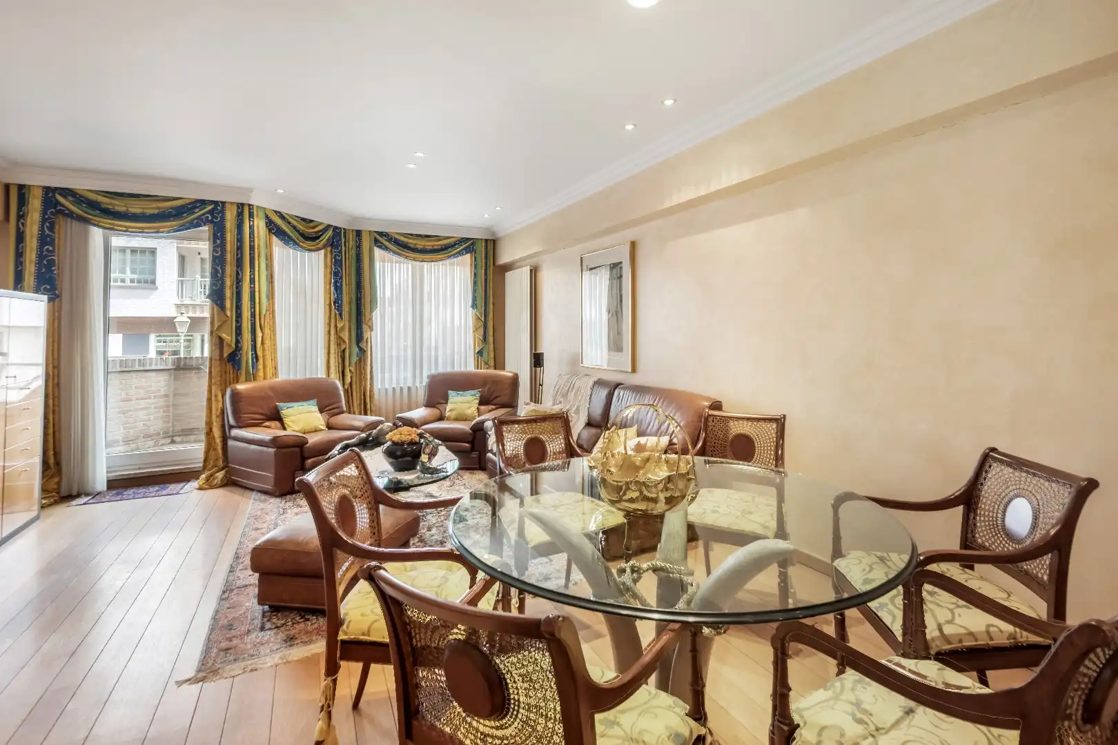 Luxueus ingericht appartement aan de zonnekant van de Dumortierlaan. Parking in het gebouw mgl. foto 6