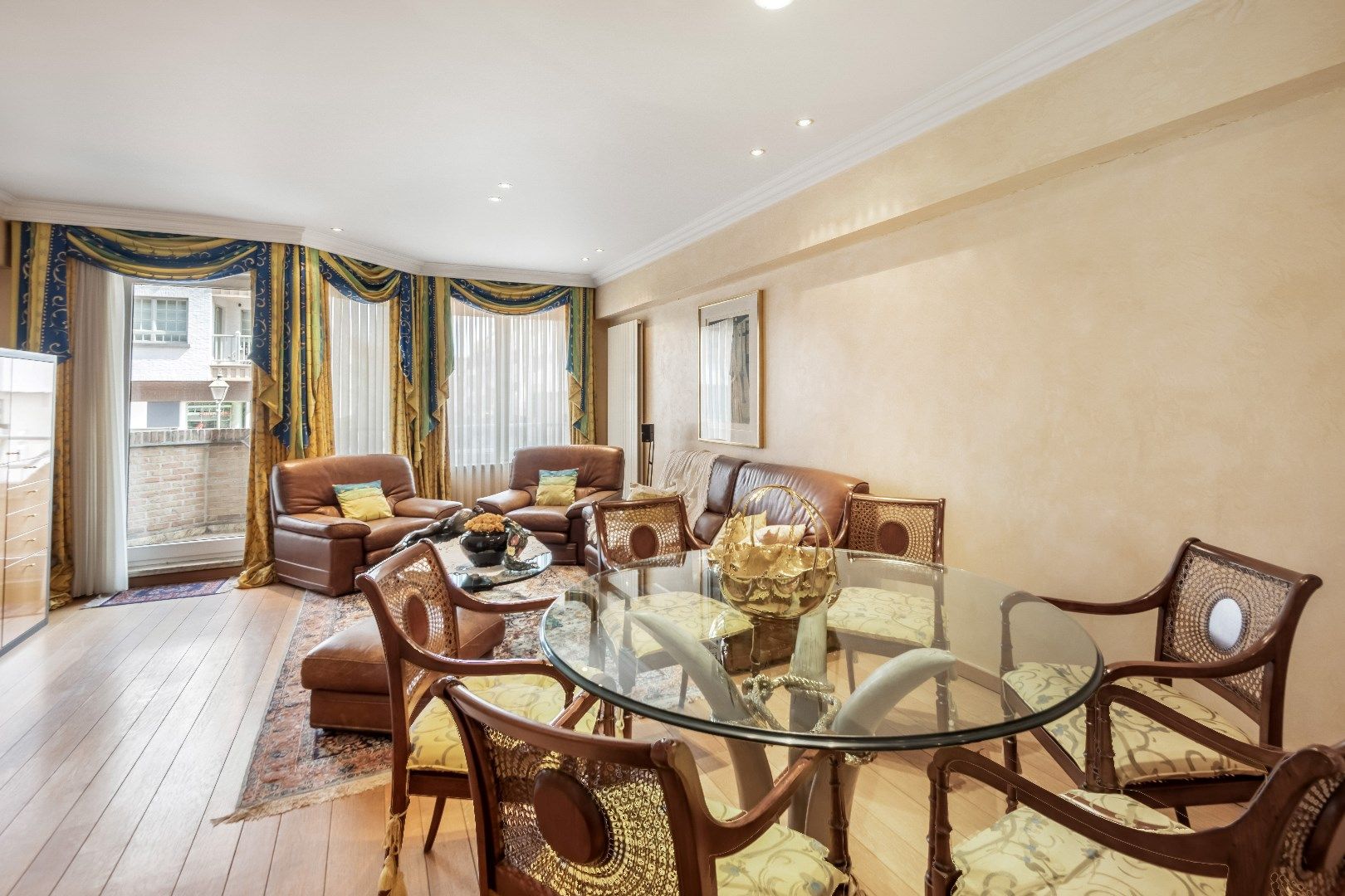 Luxueus ingericht appartement aan de zonnekant van de Dumortierlaan. Parking in het gebouw mgl. foto 6