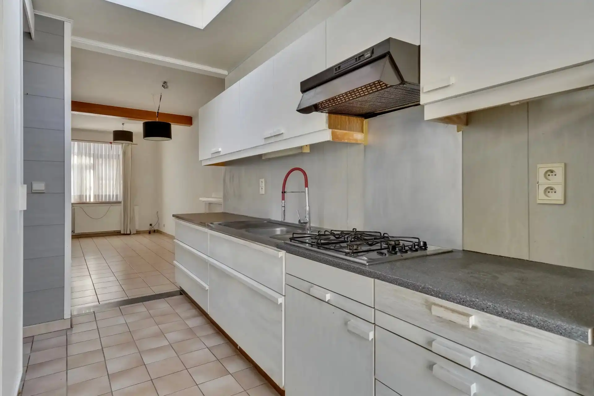 Op te knappen stadwoning op goede locatie foto 7