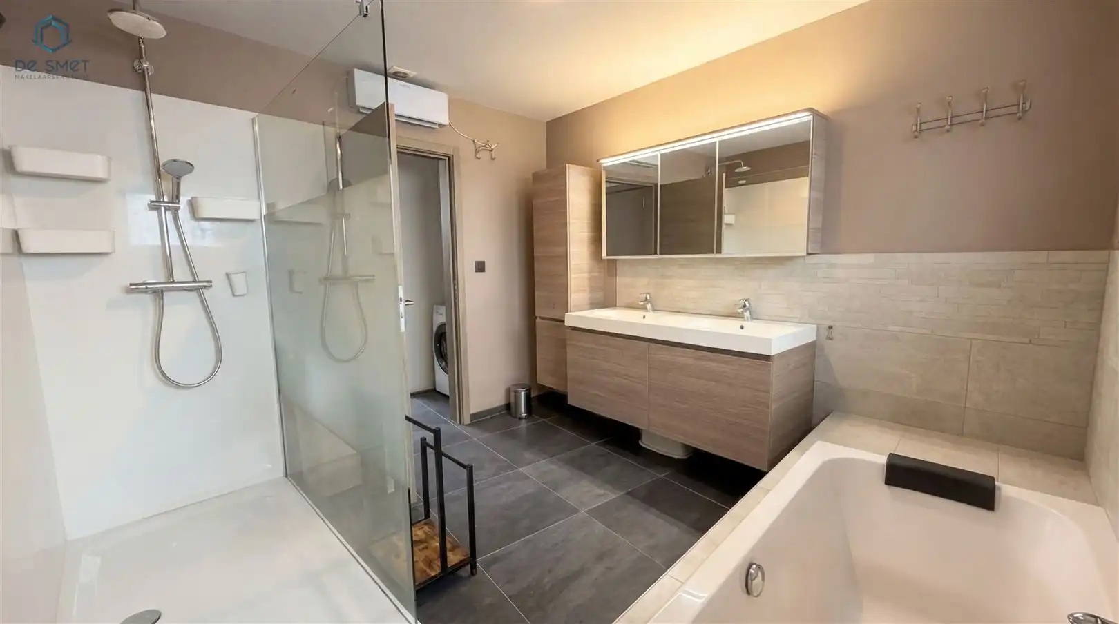 Instapklare gezinswoning met 3 slaapkamers, ruime tuin en private oprit foto 7
