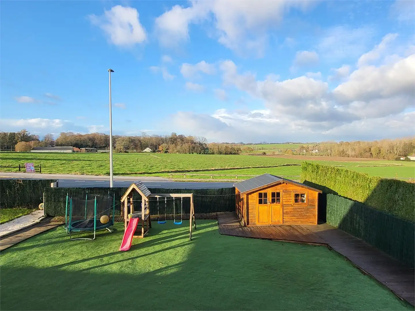 In het landelijke Roborst, een deelgemeente van Zwalm in de prachtige Vlaamse Ardennen, bevindt zich deze ruime en volledig gerenoveerde woning op een perceel van 1.143 m². foto 5