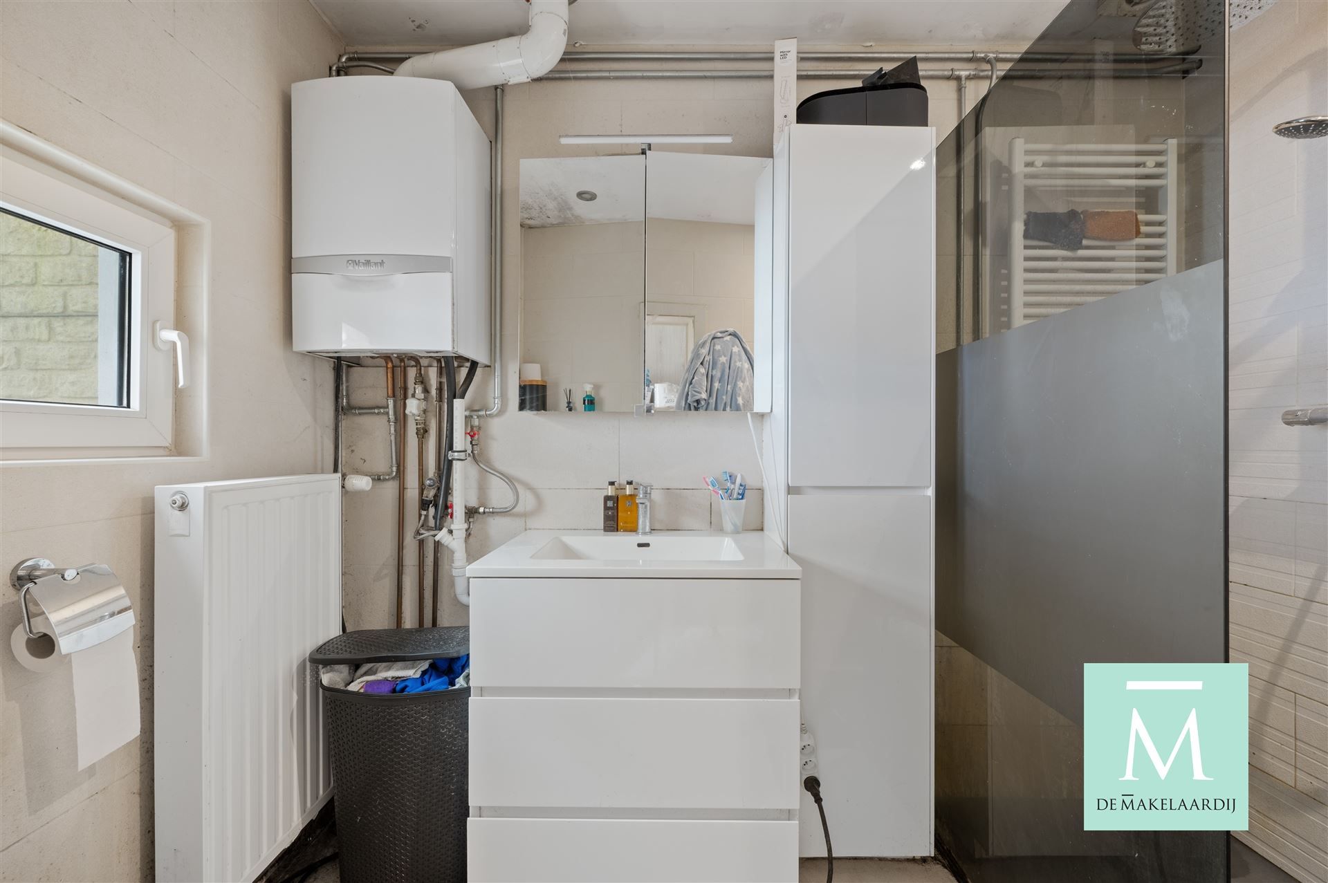 Op te frissen starterswoning en achterbouw (met mogelijkheid tot inichten van bijkomende slaapkamers/bureau-hobbyruimte...) foto 6
